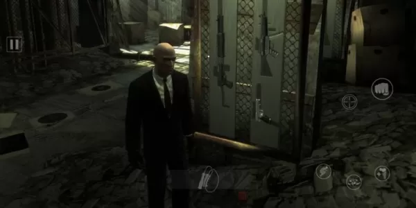 Una imagen del Agente 47 pasando junto a un rack de armas en un sótano sombrío